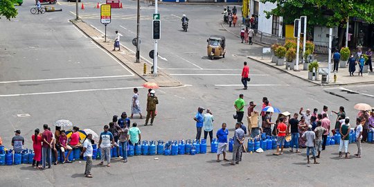Aksi Protes Warga Sri Lanka Blokade Jalanan dengan Tabung LPG