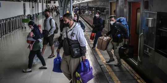 Cerita Ojek Pangkalan di Pasar Senen Kebanjiran Order Pemudik, Omzet Naik Drastis