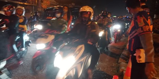 Update Arus Balik Mudik, Jalur Karawang Menuju Jakarta Malam Ini Dipadati Pemotor