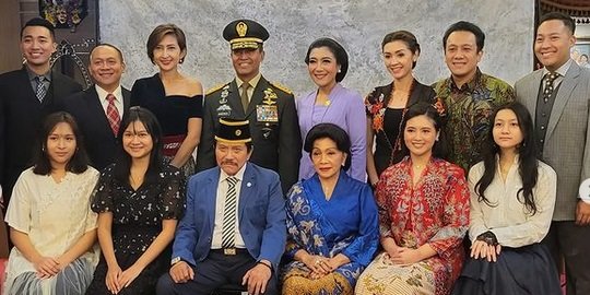 Intip Sesi Foto Keluarga Besar Hetty Perkasa, Panglima TNI Andika Gagah Berseragam