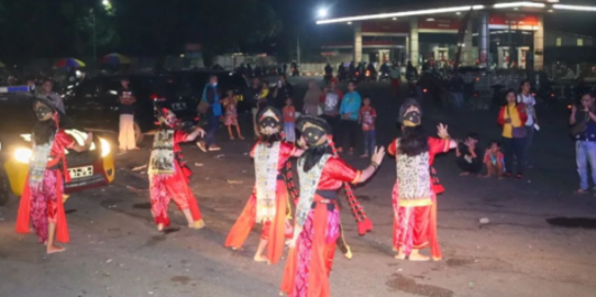 Kenalkan Tradisi Lokal, Tim Polwan di Cirebon Obati Lelah Pemudik dengan Tari Topeng