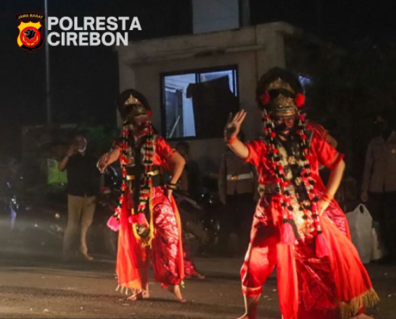 hiburan tari topeng oleh polwan polresta cirebon