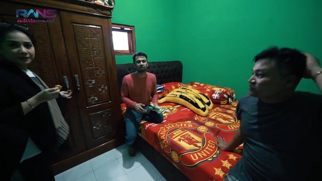 5 potret rumah merry asisten raffi ahmad di kampung punya kamar mandi luas