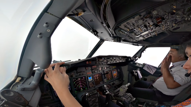 pilot pesawat makassar diy tertangkap kamera sholat saat terbang