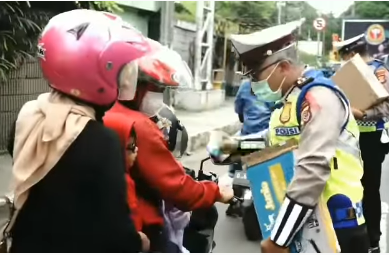 menghibur pemudik polisi ini atur lalu lintas sambil berjoget