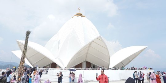 Manjakan Mata, Masjid Al Kamil Hadirkan View Indah Waduk Jatigede dari Ketinggian