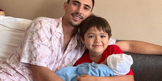 Jadi Kakak, Ini Potret El Barack Gendong Sang Adik yang Baru Lahir Bikin Gemas