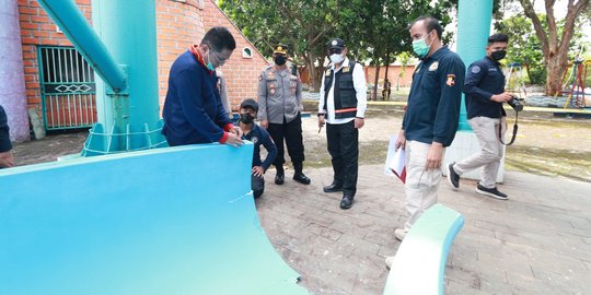 Tim Labfor Polda Jatim Olah TKP Kolam Renang Kenpark Surabaya