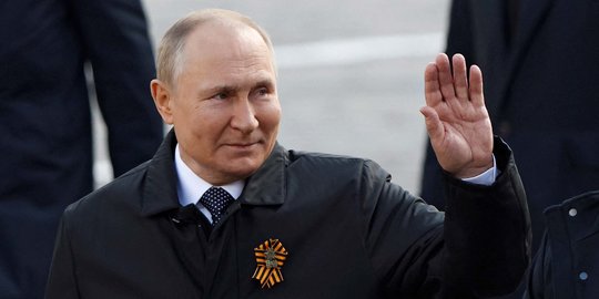 Ekspresi Vladimir Putin Pimpin Parade Militer Hari Kemenangan Rusia