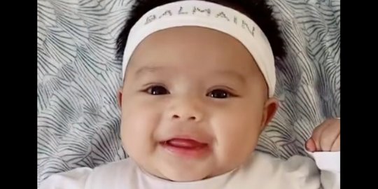 6 Potret Baby Ameena Anak Atta Halilintar Pakai Headband, Ekspresinya Bikin Gemas