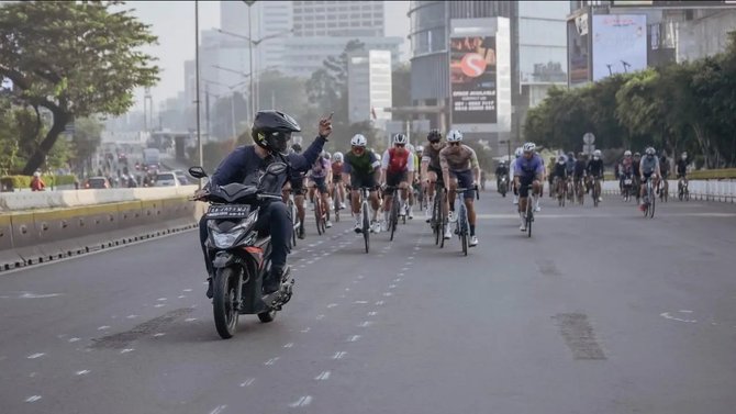 deretan aksi arogansi di jalan jakarta yang viral dari pesepeda hingga pesepatu roda