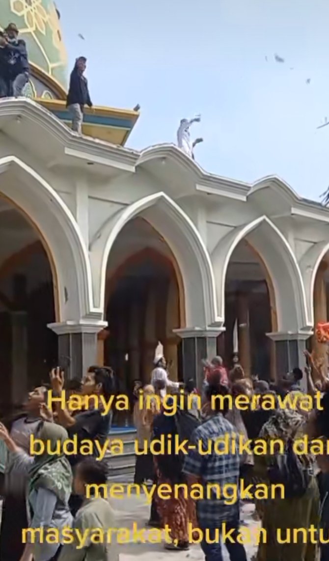 viral pemudik hamburkan uang dari atap masjid diserbu warga