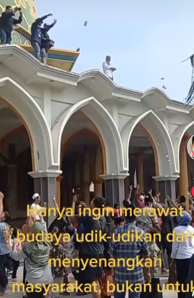 viral pemudik hamburkan uang dari atap masjid diserbu warga