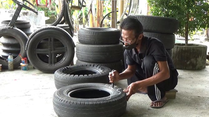 dalang membuat kreasi ban bekas