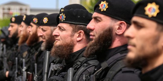Barisan Tentara Berjenggot Chechnya di Parade Hari Kemenangan Rusia