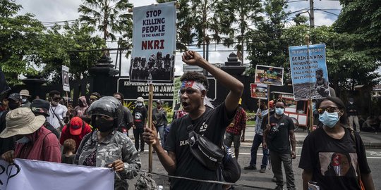 Aksi Demo Mahasiswa Papua di Surabaya Tolak Daerah Otonom Baru