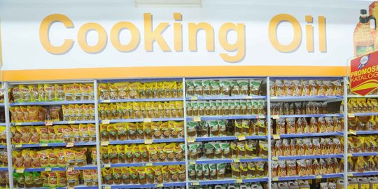 Bulog Salurkan 1,5 Juta KL Minyak Goreng Komersial Rp15.500