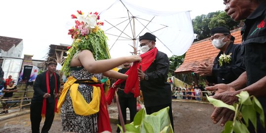 Wabup Banyuwangi Ikut Tundikan di Ritual Adat Seblang Olehsari