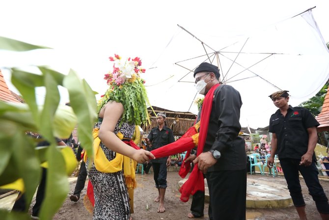 wabup banyuwangi sugirah ikut tundikan di ritual adat seblang olehsari