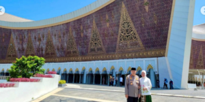 Potret Jenderal Bintang Tiga Polri di Masjid Raya Sumbar, Kagum Kemegahan & Keindahan