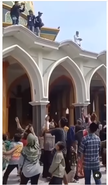 pedagang pecel lele sukses bagi bagi uang dari atas masjid