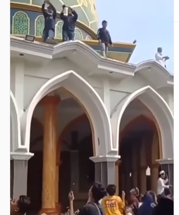 pedagang pecel lele sukses bagi bagi uang dari atas masjid