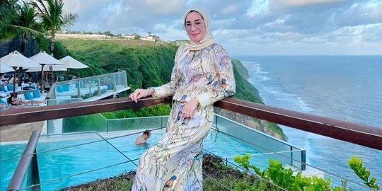 Potret Cantik dan Elegan Erin Istri Andre Taulany saat Liburan ke Bali sama Keluarga