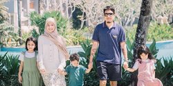 6 Potret Liburan Keluarga Desta yang Menakjubkan Bersama Anak di Pasir