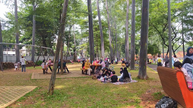 berpiknik di tebet eco park