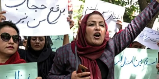 Perempuan Afghanistan Demo Tolak Perintah Taliban untuk Pakai Burka