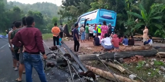 Usai Berwisata ke Gunungkidul, Bus Rombongan Pelajar Tabrak Pohon