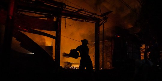 Belasan Unit Damkar Dikerahkan Padamkan Api Pasar Ciputat