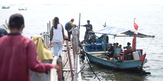 Menikmati Wisata Murah Meriah di Pantai Marunda