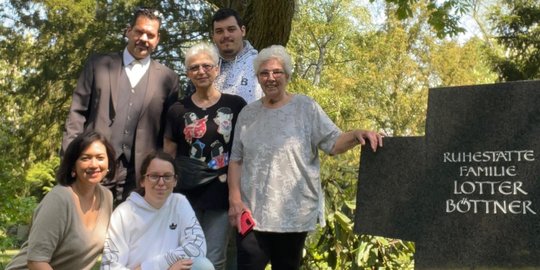 Potret Ira Wibowo Saat Nyekar ke Makam Sang Paman di Jerman Bareng Keluarga