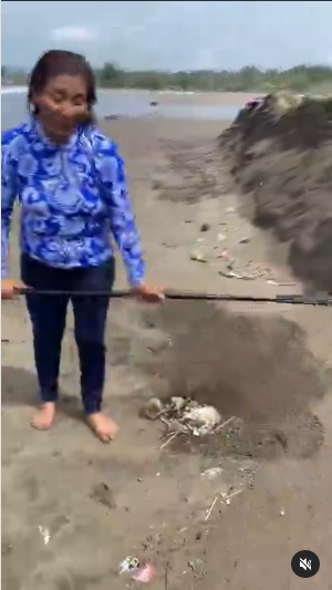 susi pudjiastuti kesal banyak sampah di pantai pangandaran