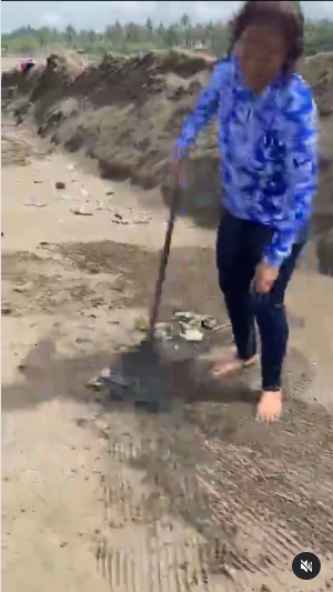 susi pudjiastuti kesal banyak sampah di pantai pangandaran