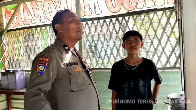 remaja jualan bakso semangkok dibayar pakai sepeda motor