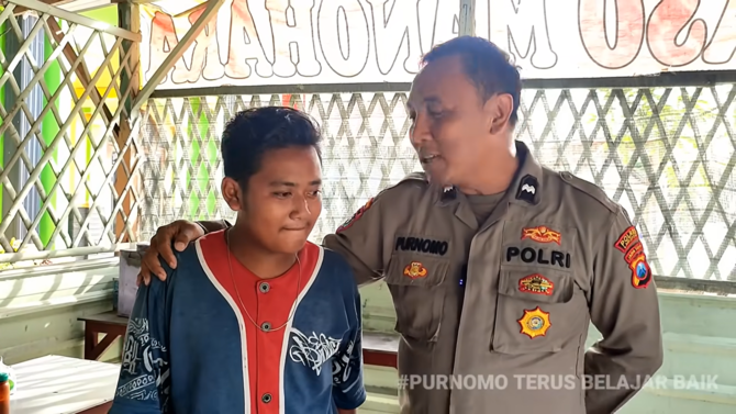 remaja jualan bakso semangkok dibayar pakai sepeda motor