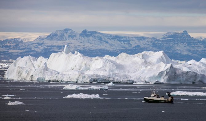 penampakan gunung es yang mencair di greenland