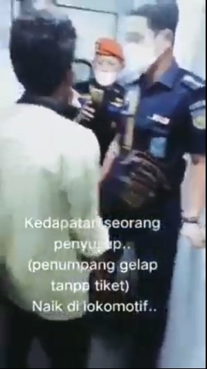 jadi penumpang gelap pria ini diam diam naiki lokomotif kereta