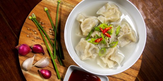 Hujan-Hujan Enaknya Makan Pangsit Kuah Bikinan Mie Ayam 81 Bu Yuyun Jakarta