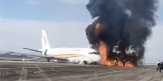 Gagal Lepas Landas, Pesawat Tibet Airlines Terbakar di China