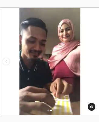 pria ini senang saat diberi kado yang berisi foto usg hamil