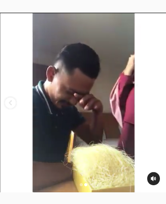 pria ini senang saat diberi kado yang berisi foto usg hamil