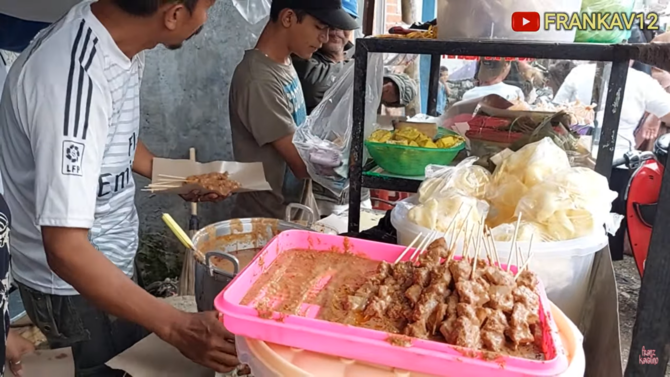 jual ketupat tahu 3 jam beromzet rp1 juta per hari