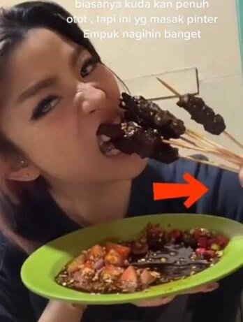 viral aksi cewek makan sate kepala kuda