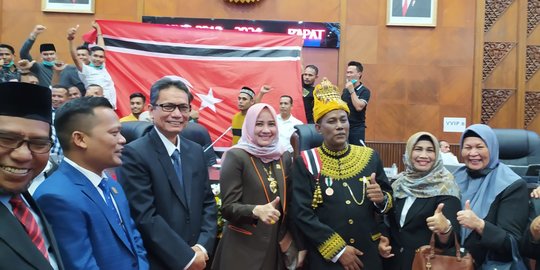 Bendera Bulan Bintang Sempat Dibentangkan Usai Pelantikan Ketua DPR Aceh