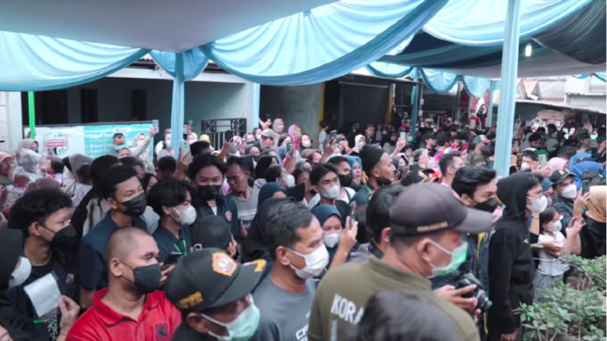 4 potret nissa sabyan saat manggung di hajatan kampung curi perhatian
