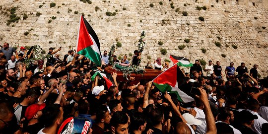 Lautan Warga Palestina Iringi Pemakaman Jurnalis Al Jazeera yang Ditembak Israel