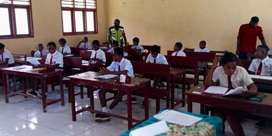 Babinsa TNI Jadi Pengawas Ujian Siswa SD di Papua